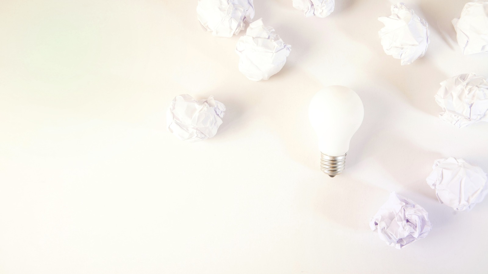 Bombilla en entorno claro y corporativo