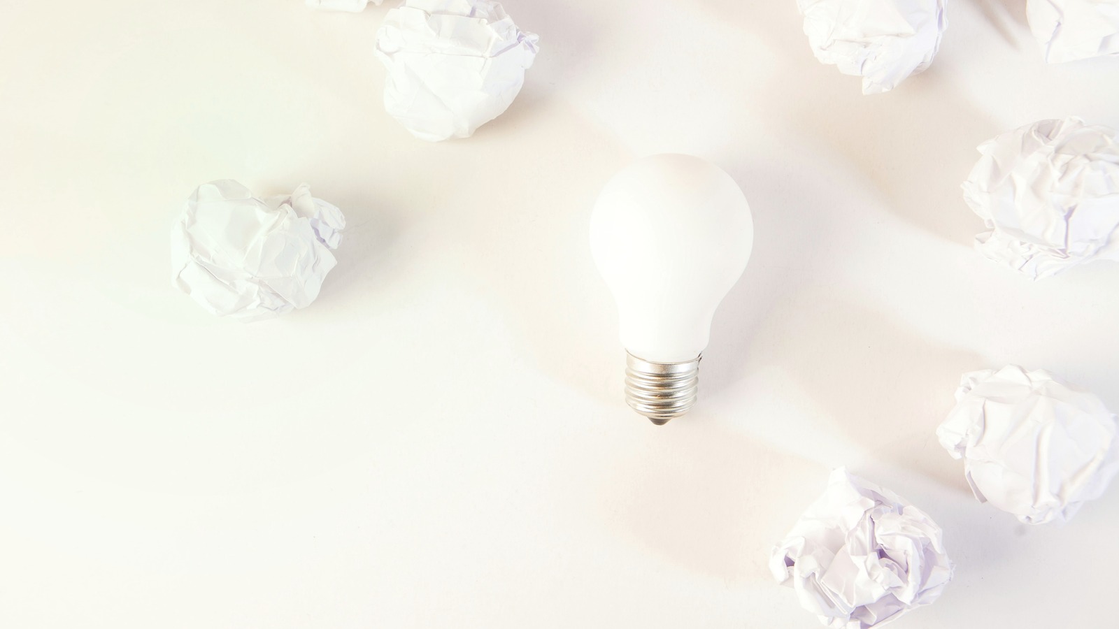 Bombilla minimalista en fondo claro