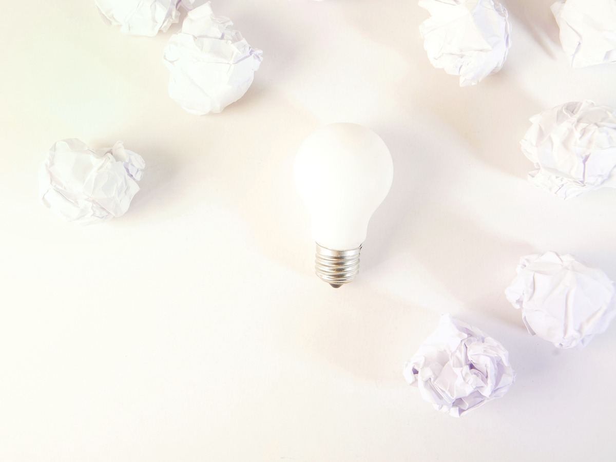 Bombilla en entorno limpio y corporativo